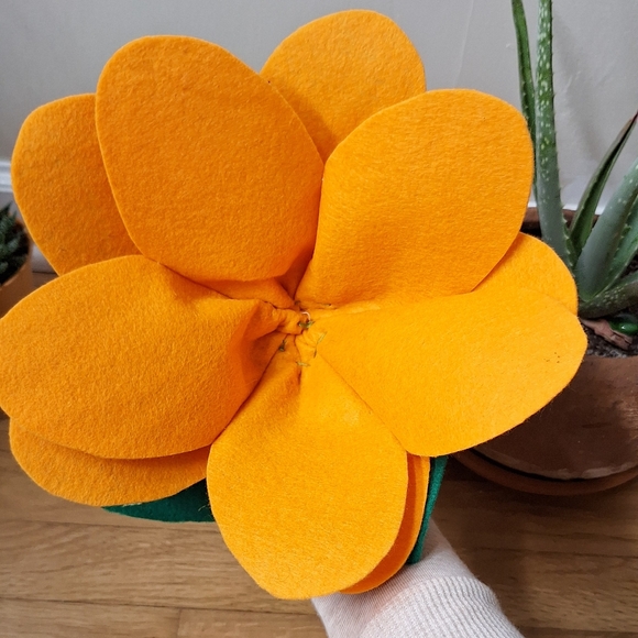 Felt flower hat - Picture 4 of 5